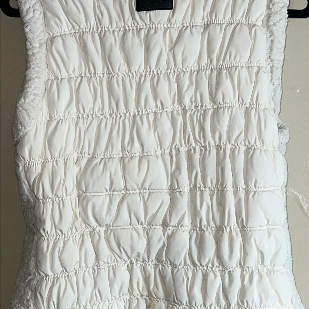 Women's White Quilted Vest - Picture 5 of 9